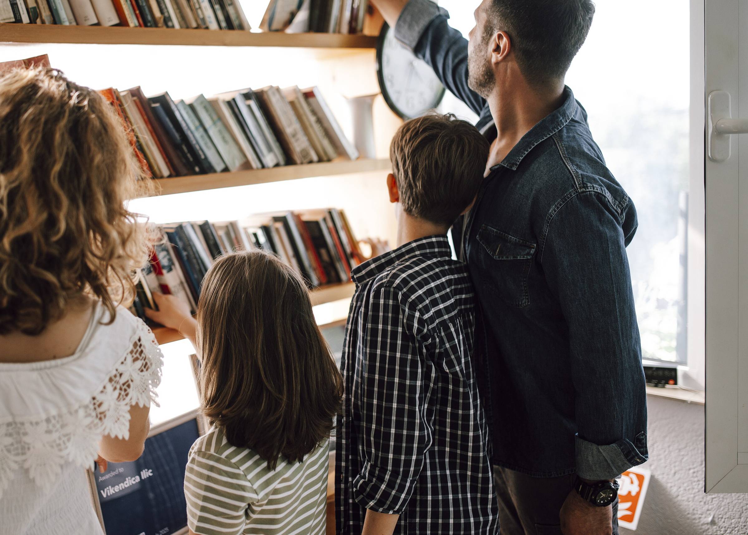 Una famiglia a tavola, in un momento qualunque della settimana